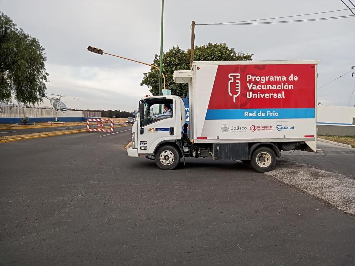 La sede para recibir las 19 mil 500 dosis fue la base militar ubicada sobre la avenida Aviación, en el municipio de Zapopan.
