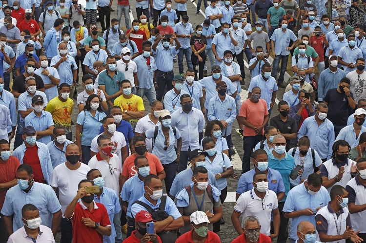 Los trabajadores protestaron frente a la planta de Ford en Camacari, estado de Bahía, Brasil. (AFP)
