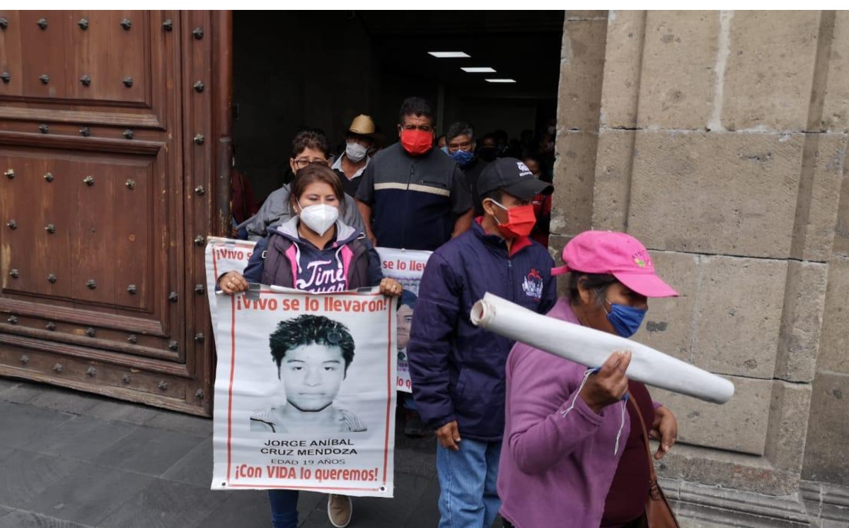 Padres de los normalistas de Ayotzinapa en Palacio Nacional. (Pedro Domínguez)