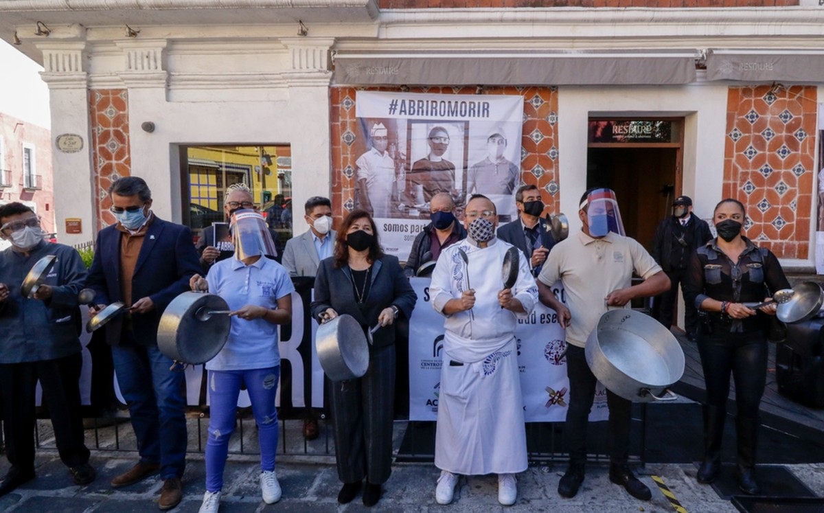 Restauranteros en Puebla piden reactivación con "cacerolazo"