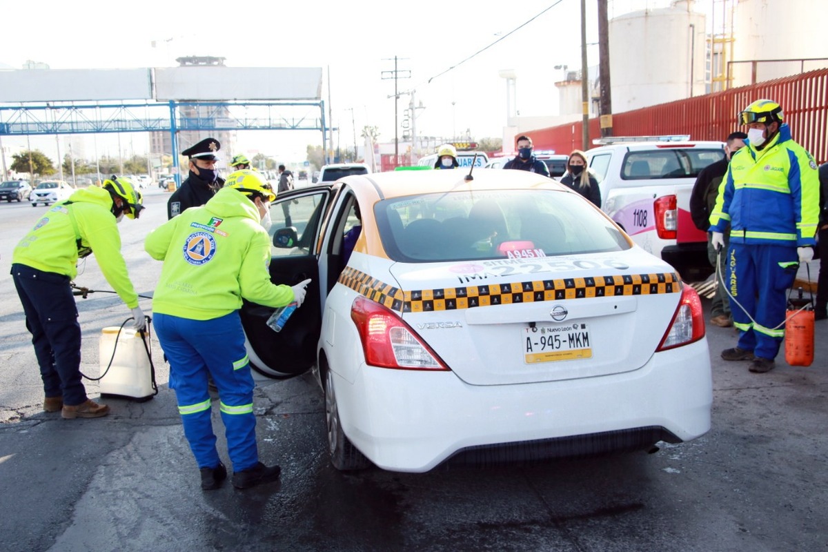Sanitiza Santa Catarina a taxis ante alza de contagios por covid-19. Foto: Especial.