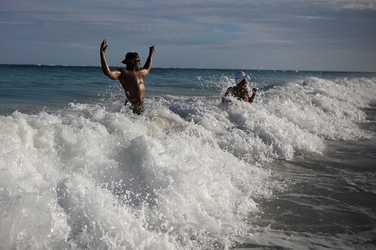 Turistas estadunidenses se bañan en la playa de Tulum, México. (AP)