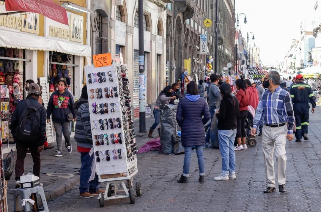 Vendedores ambulantes en la calle 5 de Mayo. (Agencia Enfoque)