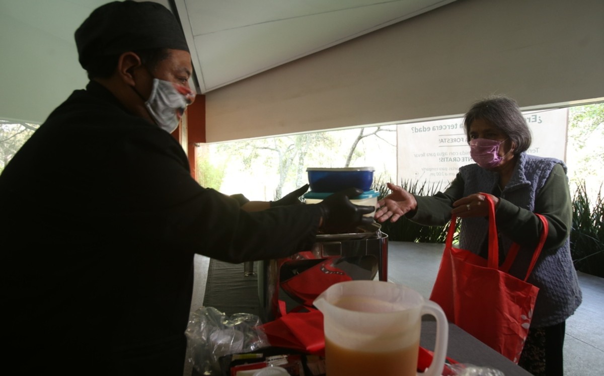 En CdMx, salón de fiestas regala comida a personas de la tercera edad