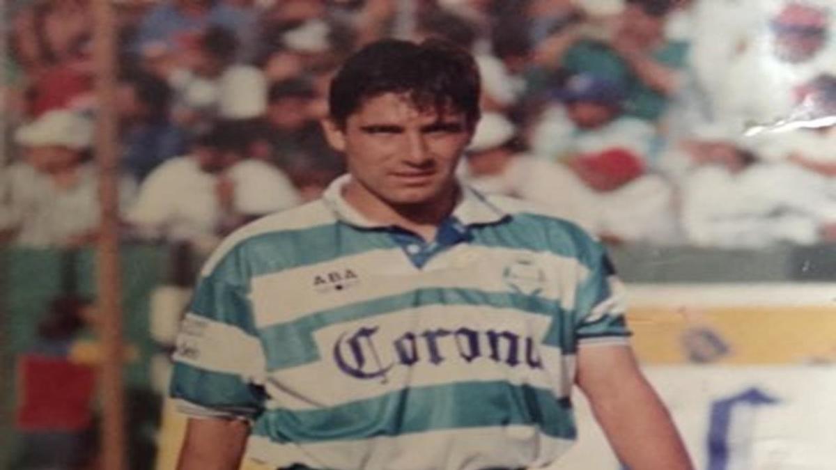 Por el distrito 12 se registró el ex jugador santista, José Guadalupe Rubio. (Especial)