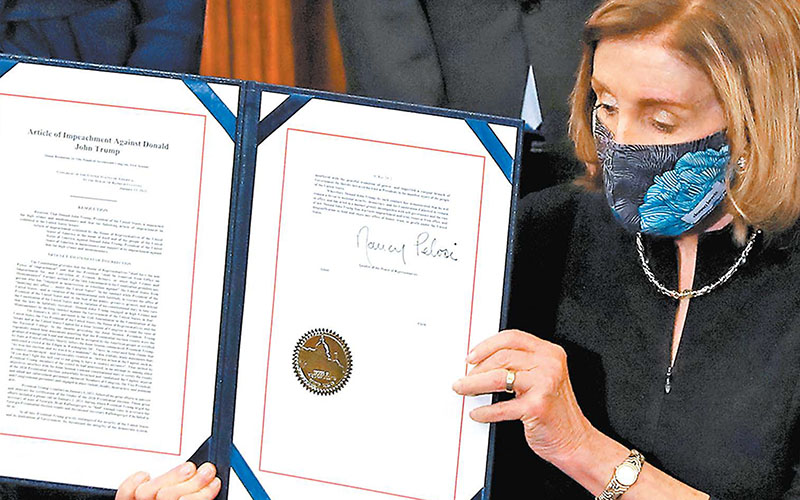 “Nadie está por encima de la ley, ni siquiera el presidente”, aseguró Nancy Pelosi tras firmar el documento del “impeachment”. (Reuters)