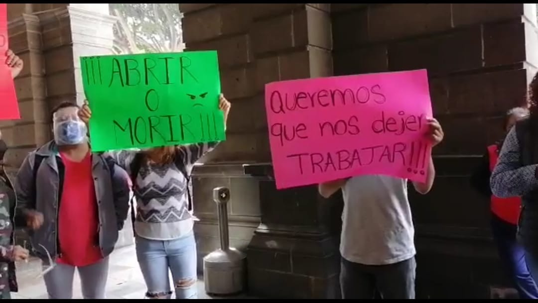 Locatarios del Centro Histórico frente a Palacio Nacional exigenn que los dejen trabajar. (Especial)