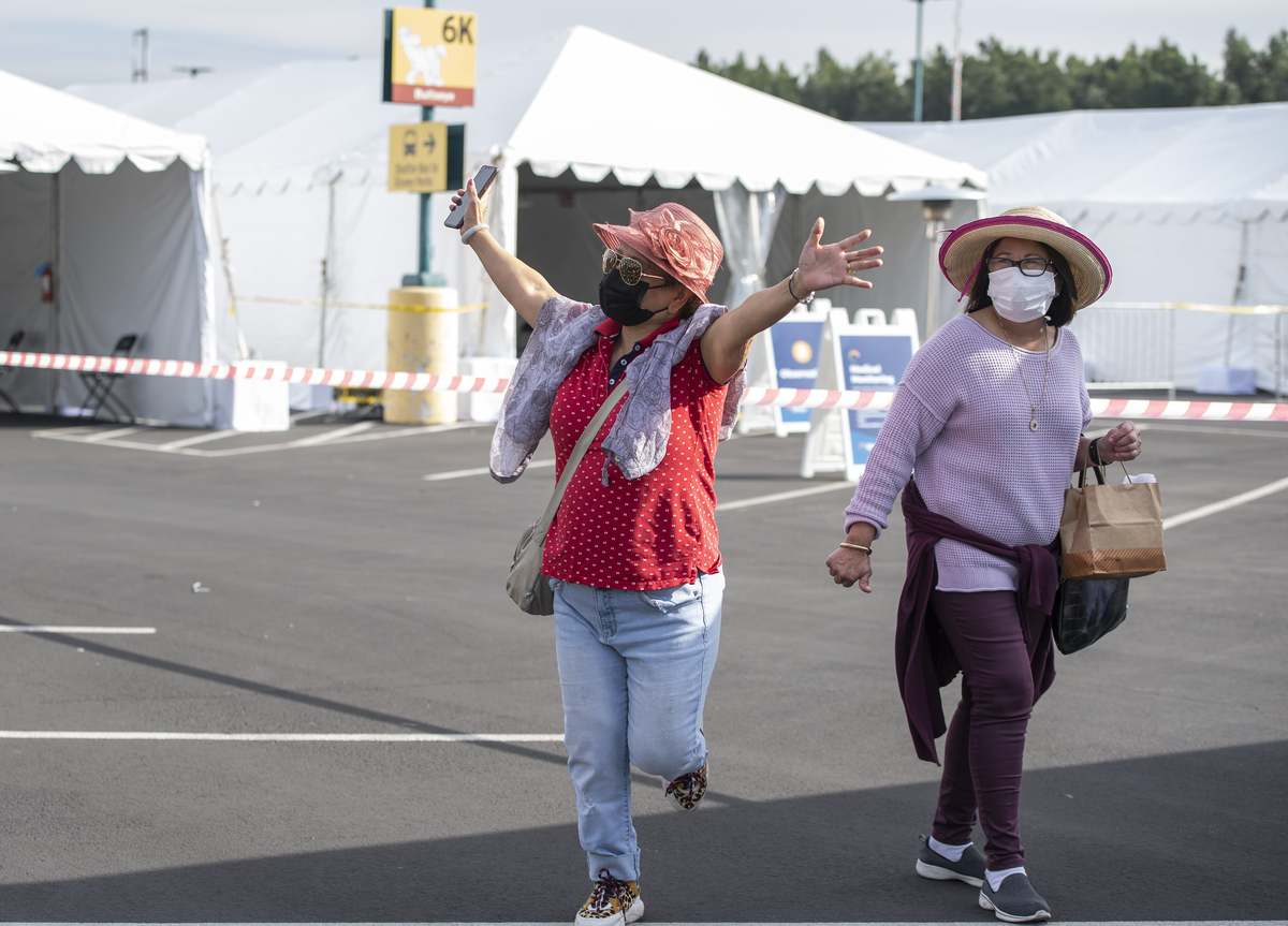 Miles de residentes fueron vacunados dentro de Disneyland en Anaheim. / AFP.