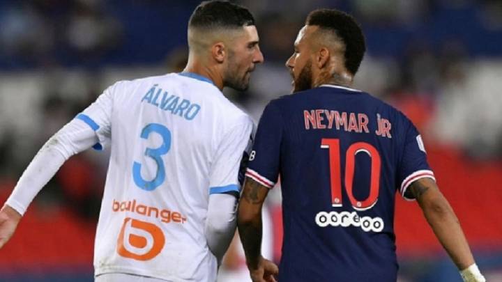 Neymar y Álvaro González (Reuters)