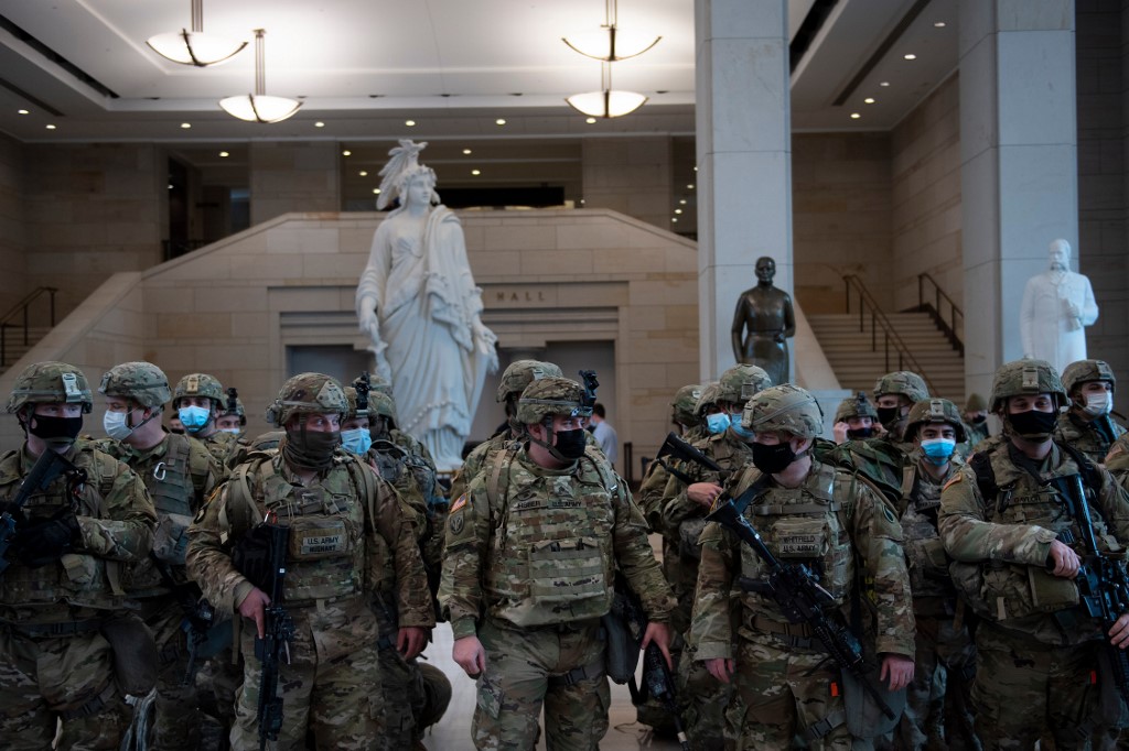 Los soldados llegaron al Capitolio para resguardar el edificio que alberga al Congreso de Estados Unidos. | AFP
