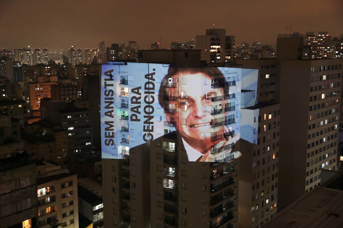 "Sin amnistía para un genocida", así dice la crítica contra Jair Bolsonaro en un edificio de Sao Paulo, Brasil. (Reuters)