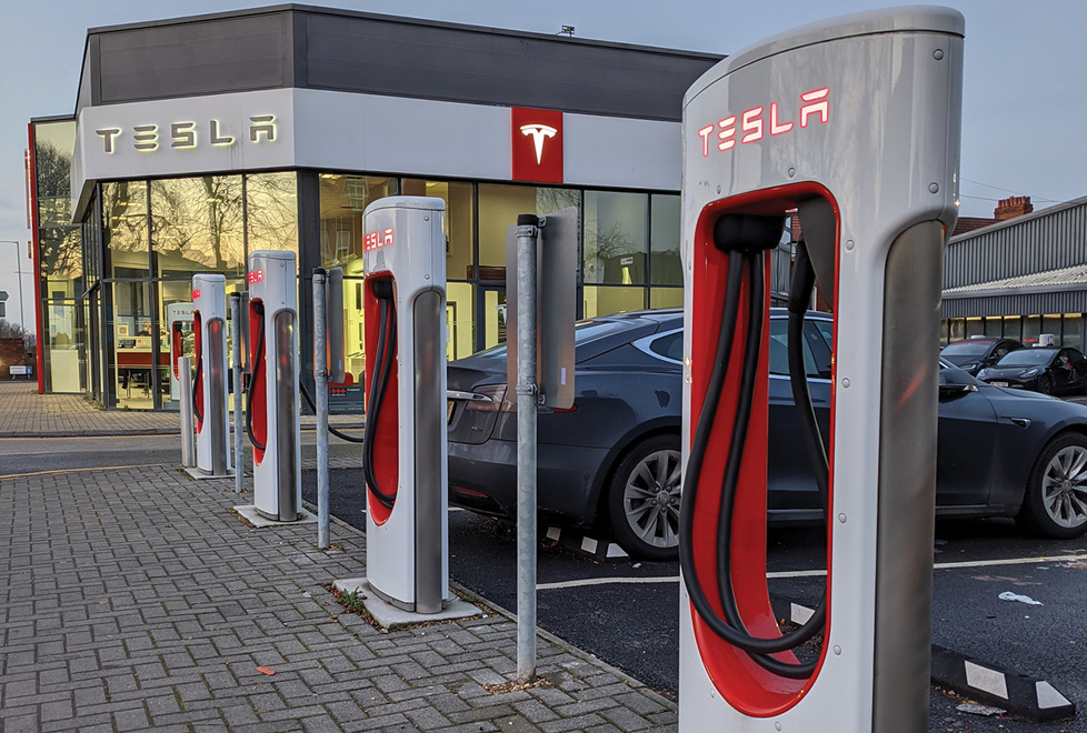 Especializada en vehículos eléctricos, Tesla perdió terreno en Europa ante la competencia local.