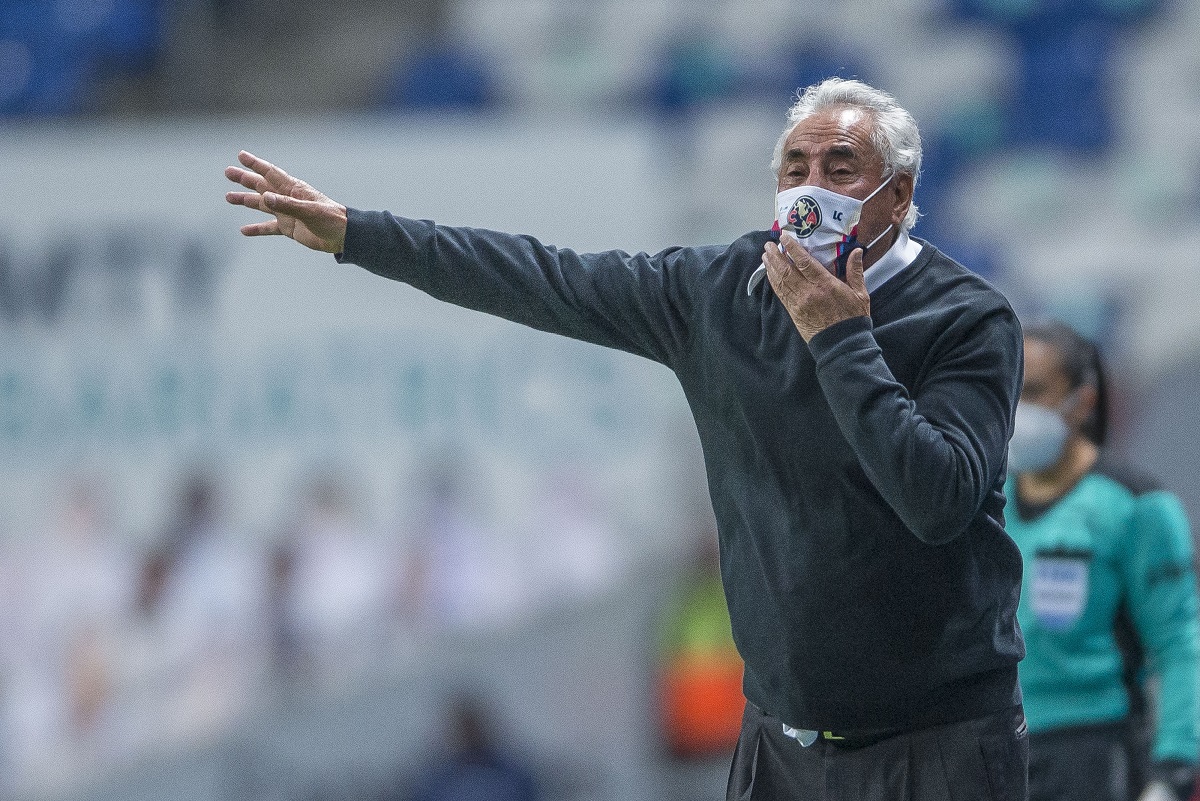 Leonardo Cuéllar da instrucciones en un partido de América Femenil (Mexsport)