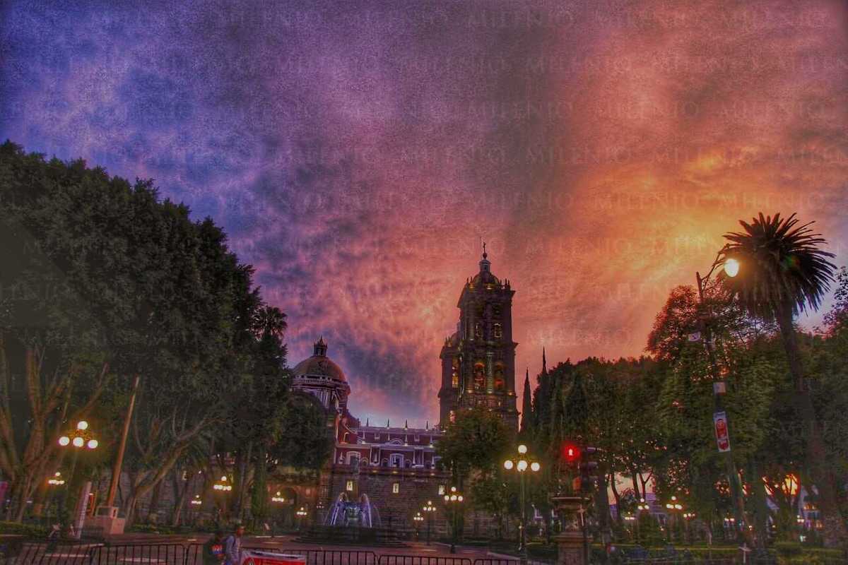 Soberbio atardecer pinta las calles de Puebla. (Andrés Lobato)