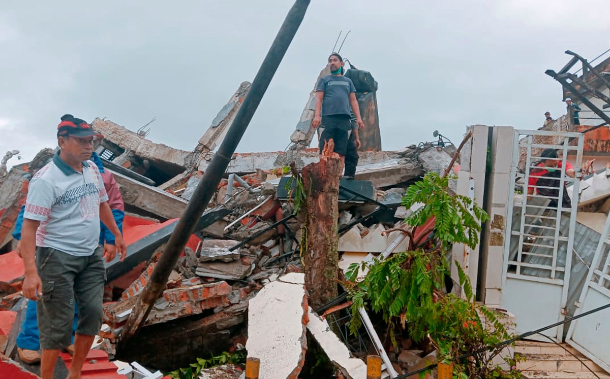 Suben a 34 los muertos por un potente sismo en Indonesia. (AP)