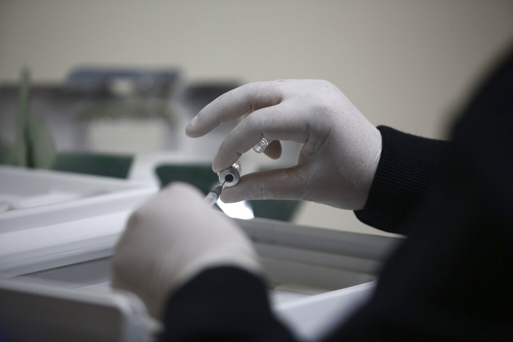La vacuna contra el covid-19 ya empezó a ser aplicada en México al personal médico. (AP)