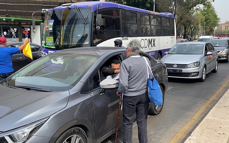 Adultos mayores que laboraban como empacadores o ‘cerillitos’ en cajas de cobro de supermercados se han visto afectados. (César García)