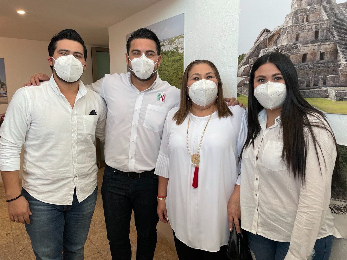 Castro Bello se registró como precandidato en Campeche.