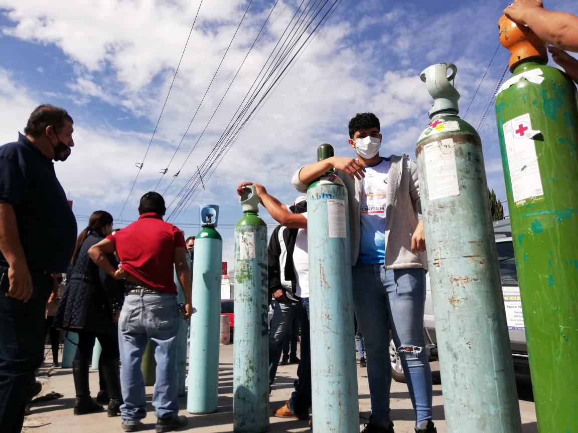 Coronavirus en Guanajuato | En León hacen largas filas y esperan horas para rellenar tanques de oxígeno medicinal. Foto: Dany Béjar.