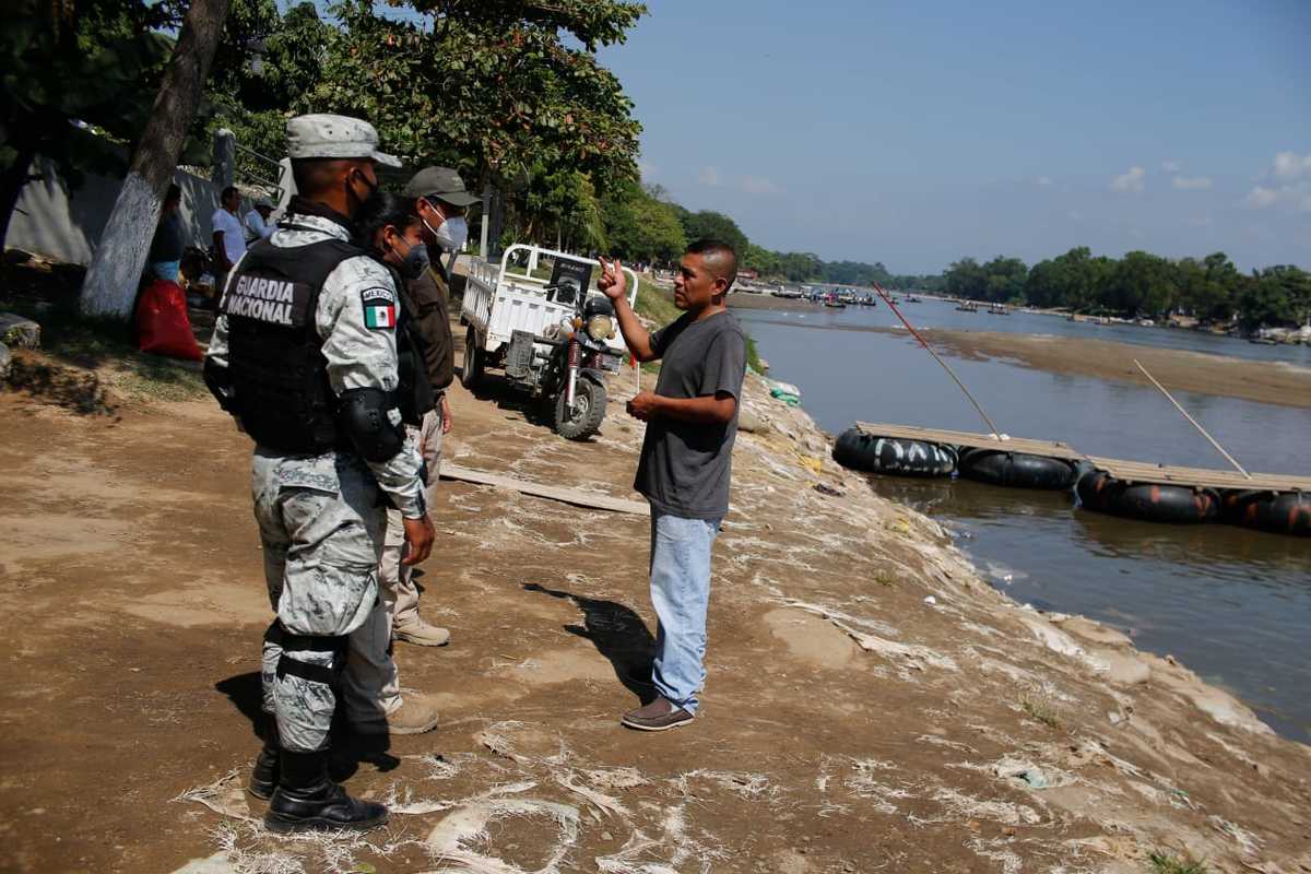 Elementos de la Guardia Nacional apoyan en la revisión de documentos de los migrantes. (Omar Franco)