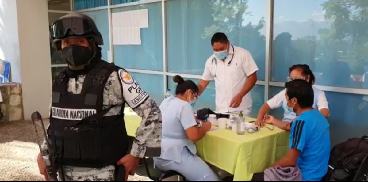 Elementos de la Guardia Nacional vigilan las áreas de aplicación de la vacuna. (Óscar Rodríguez)