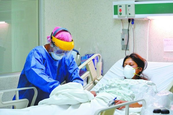 Especialistas han revelado diversas anomalías en mujeres que salieron positivas al coronavirus sin que el bebé sea afectado. cuartoscuro