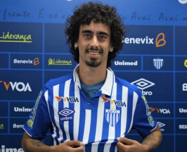 Futbolista abandona partido al medio tiempo tras ser avisado que dio positivo a covid-19 (Twitter)