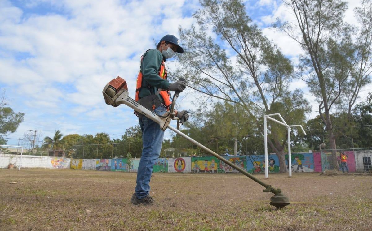 Limpian escuelas en Tampico. (Cortesía)