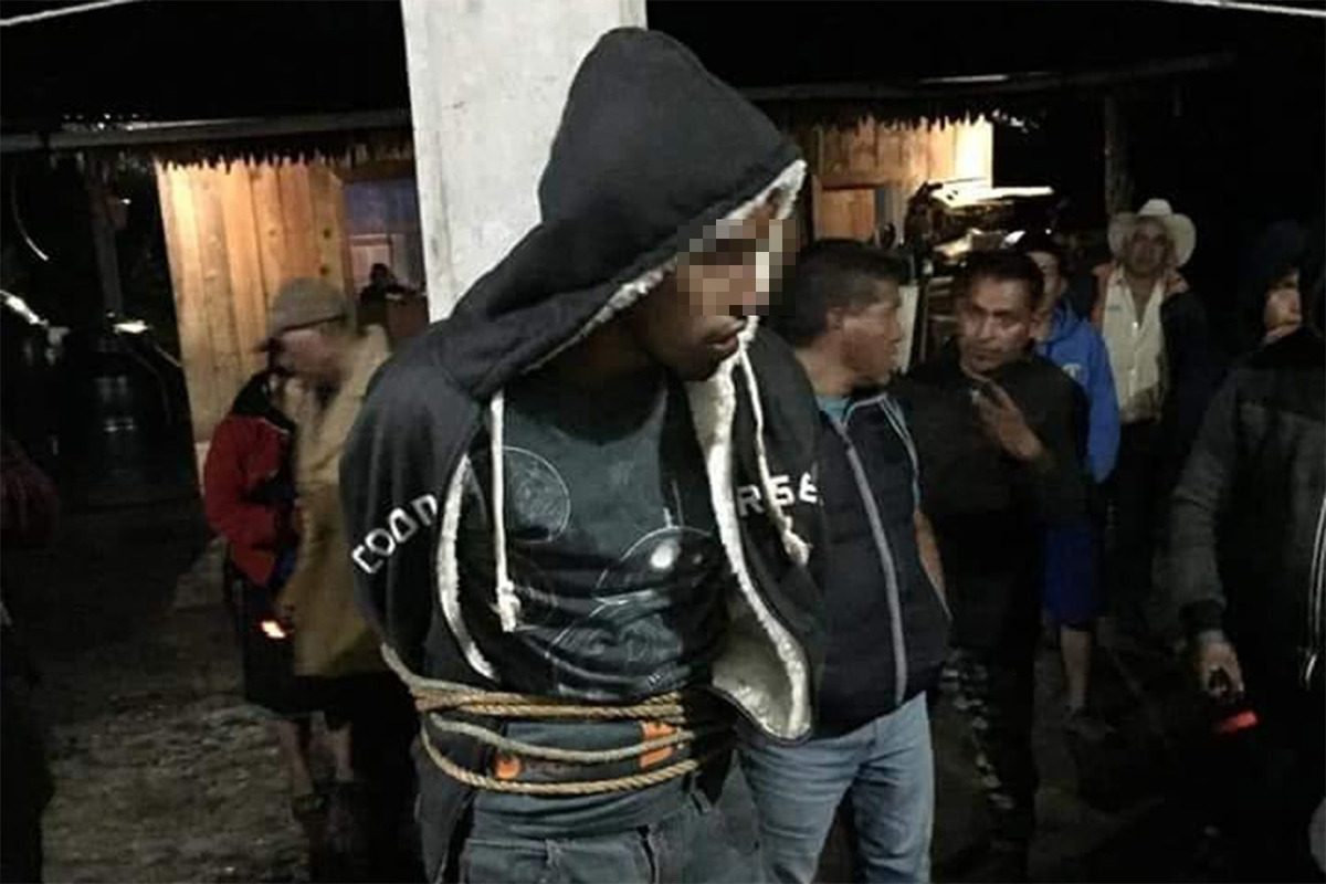 Salvador, de 26 años de edad, fue amarrado a un poste y golpeado en la junta auxiliar Achichinalco. (Especial)