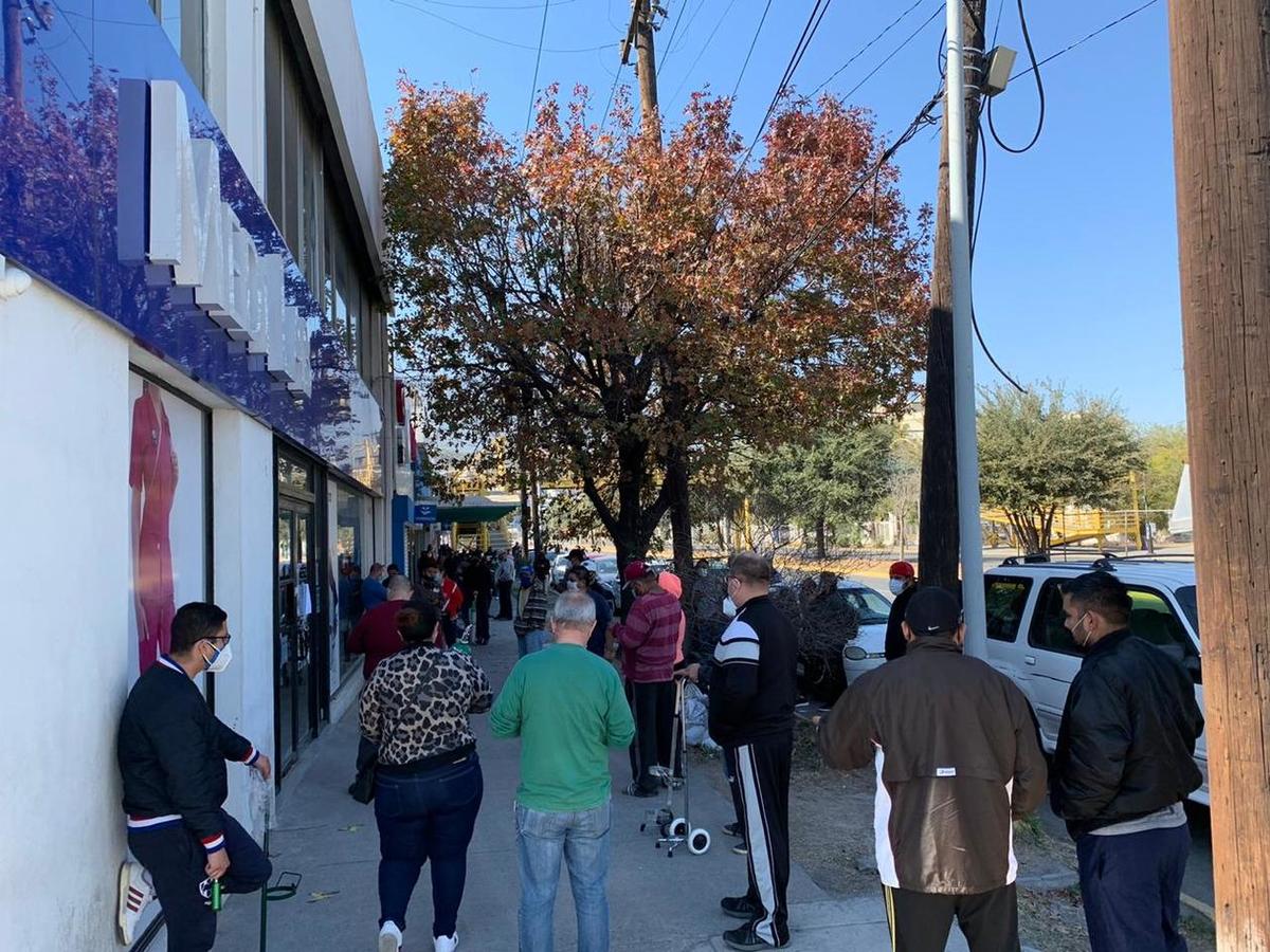 Abarrotan negocios de venta de oxígeno en Monterrey. Foto: Pedro Delgado.