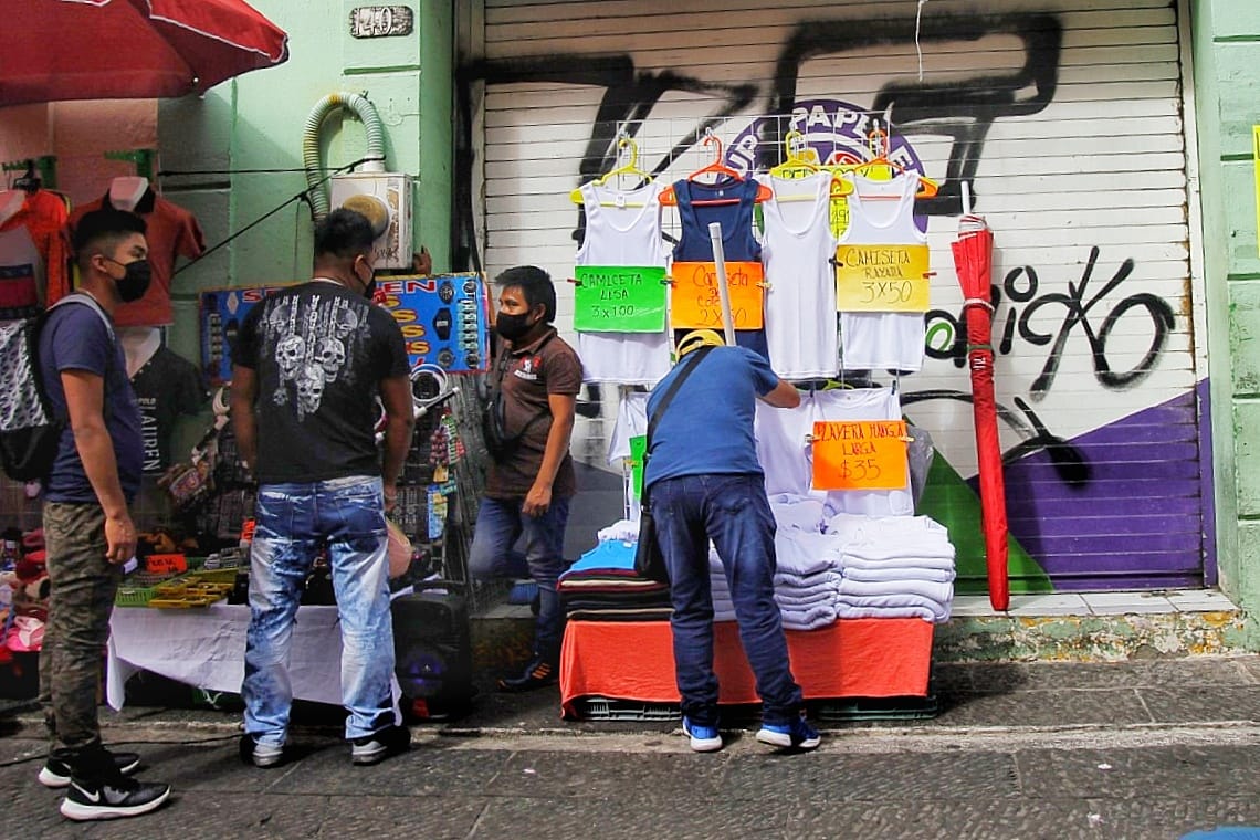 Ambulantes sin respetar la sana distancia. (Andrés Lobato)
