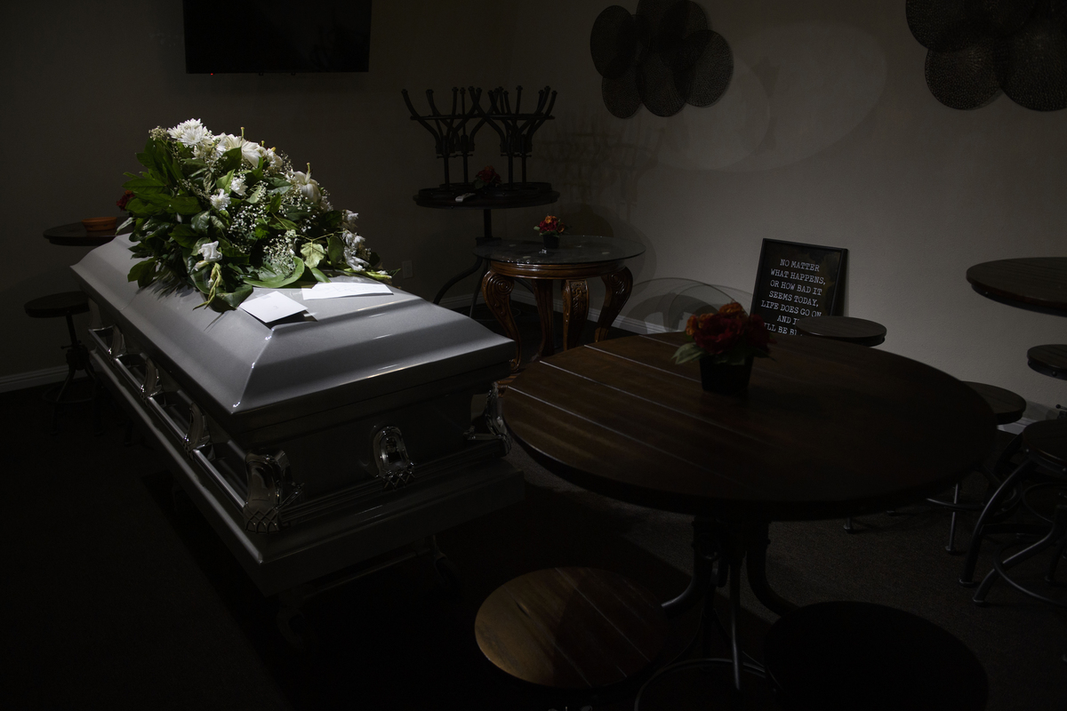 Con ataúdes hasta en la sala de descanso, una funeraria en Los Ángeles colapsa por covid-19