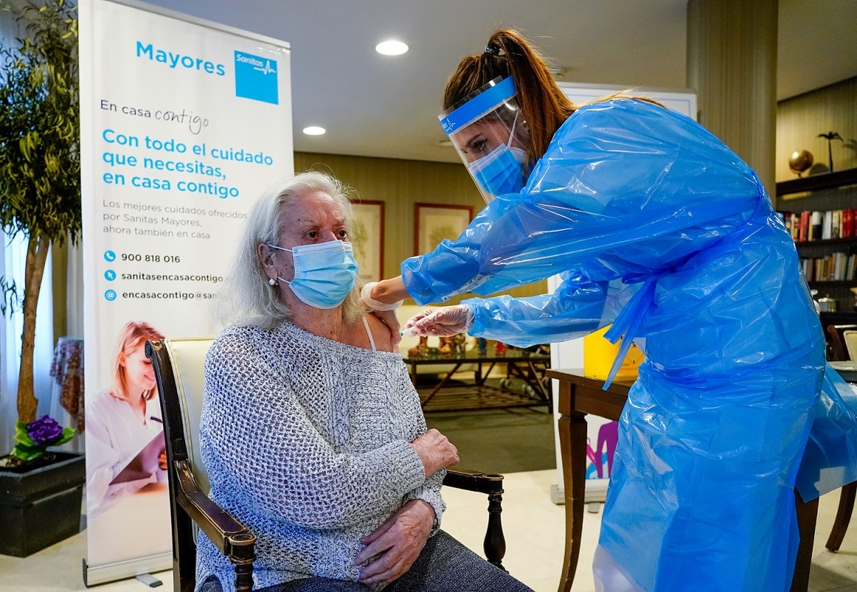 En España, recibirán la segunda dosis de la vacuna de Pfizer residentes geriátricos y sus cuidadores. (Reuters)