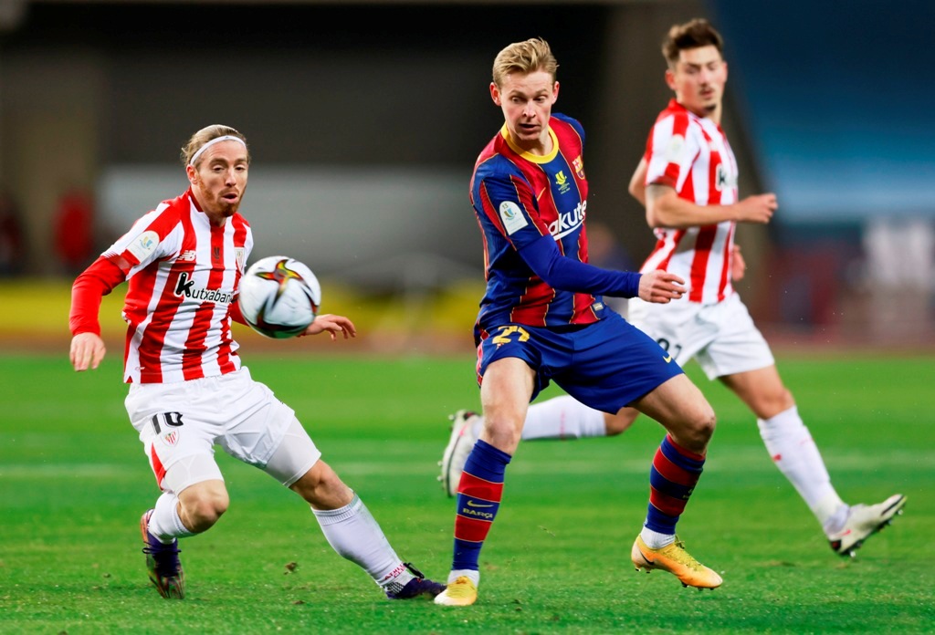 Frenkie de Jong se llevó un fuerte golpe en la cara (Reuters)