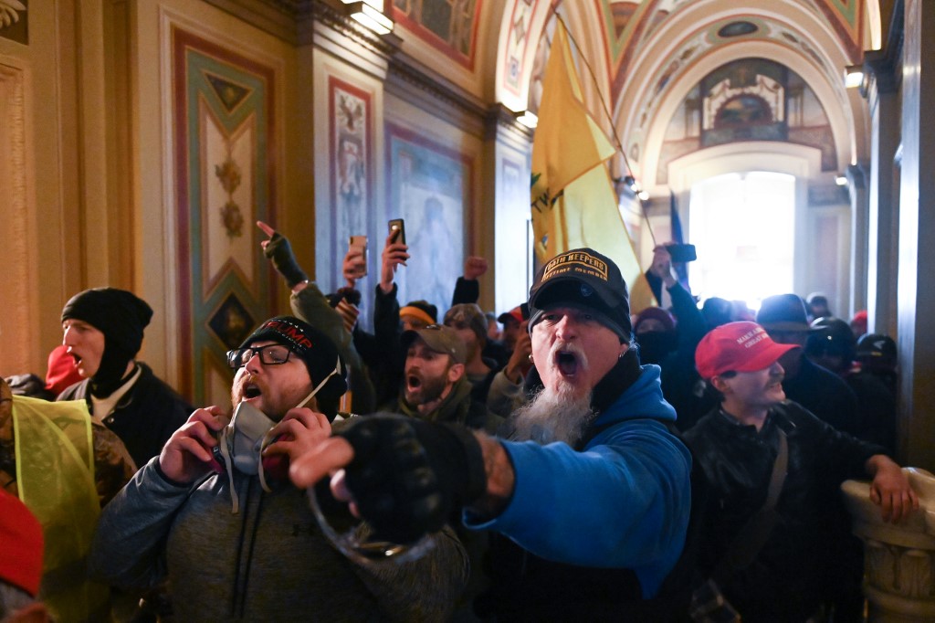 Los manifestantes ingresaron a las dos cámaras que alberga el Capitolio estadunidense. (AFP)