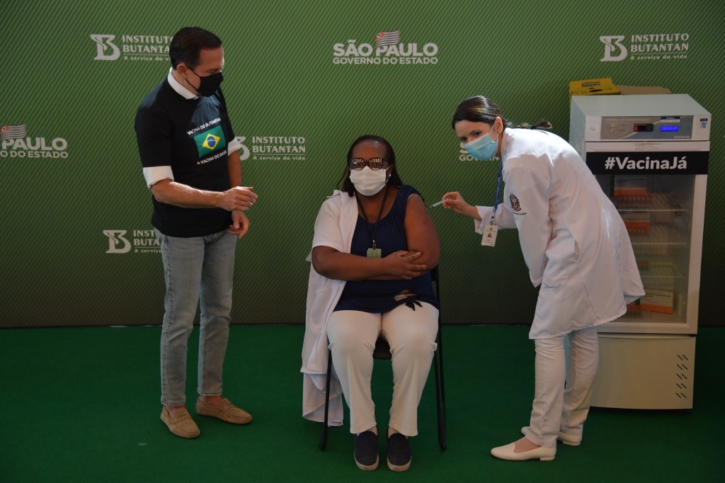 Mônica Calazans, enfermera de 54 años, fue quien recibió la vacuna contra el coronavirus en Brasil. | AFP