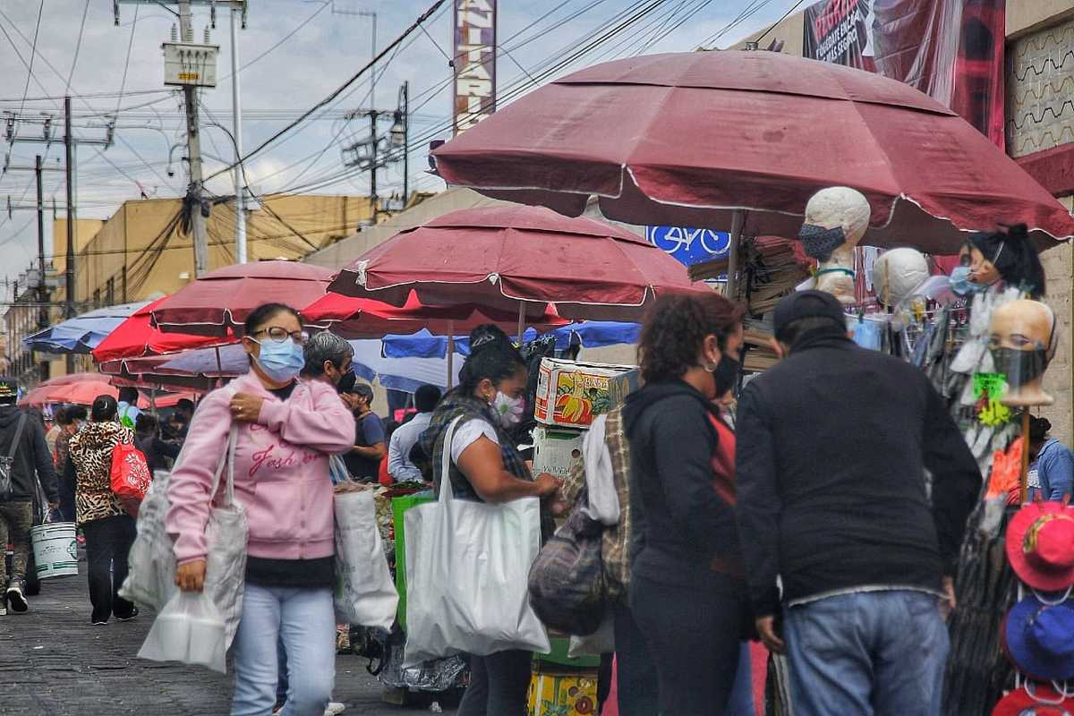 Persiste la presencia de ambulantes pese al incremento de contagios. (Andrés Lobato)
