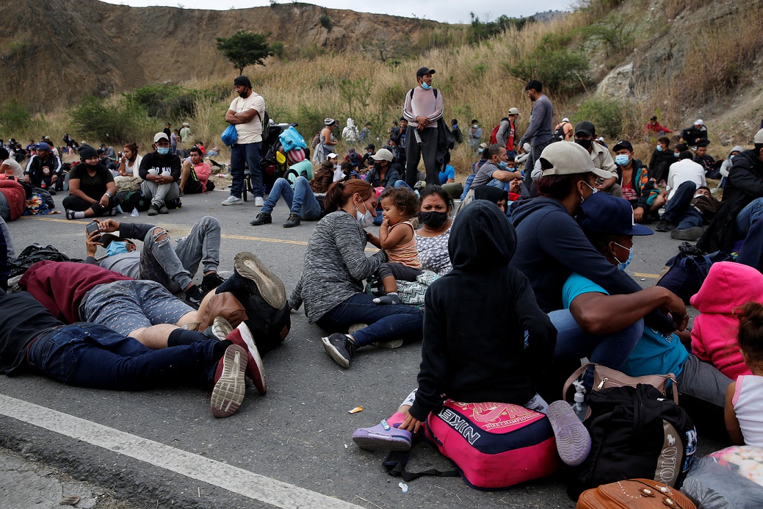 La SRE instó a los países en la ruta de los migrantes a que apliquen los protocolos para reducir contagios de covid-19. (Reuters)