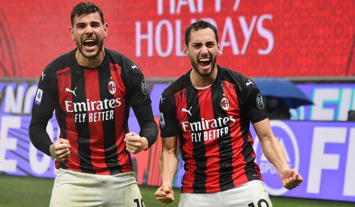 Theo Hernández y Hakan Calhanoglu (Reuters)