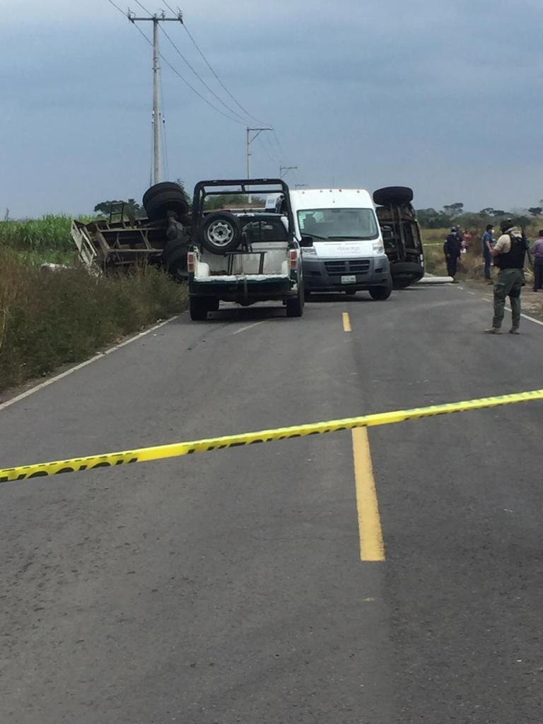 La unidad volcó en la carretera estatal. (Isabel Zamudio)