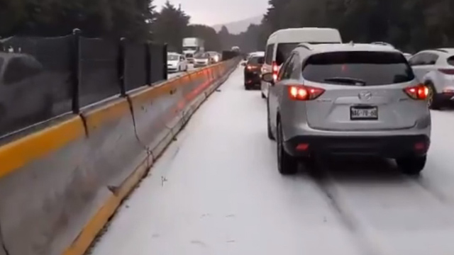Aguanieve cubre carreteras de CdMx a Cuernavaca y Toluca