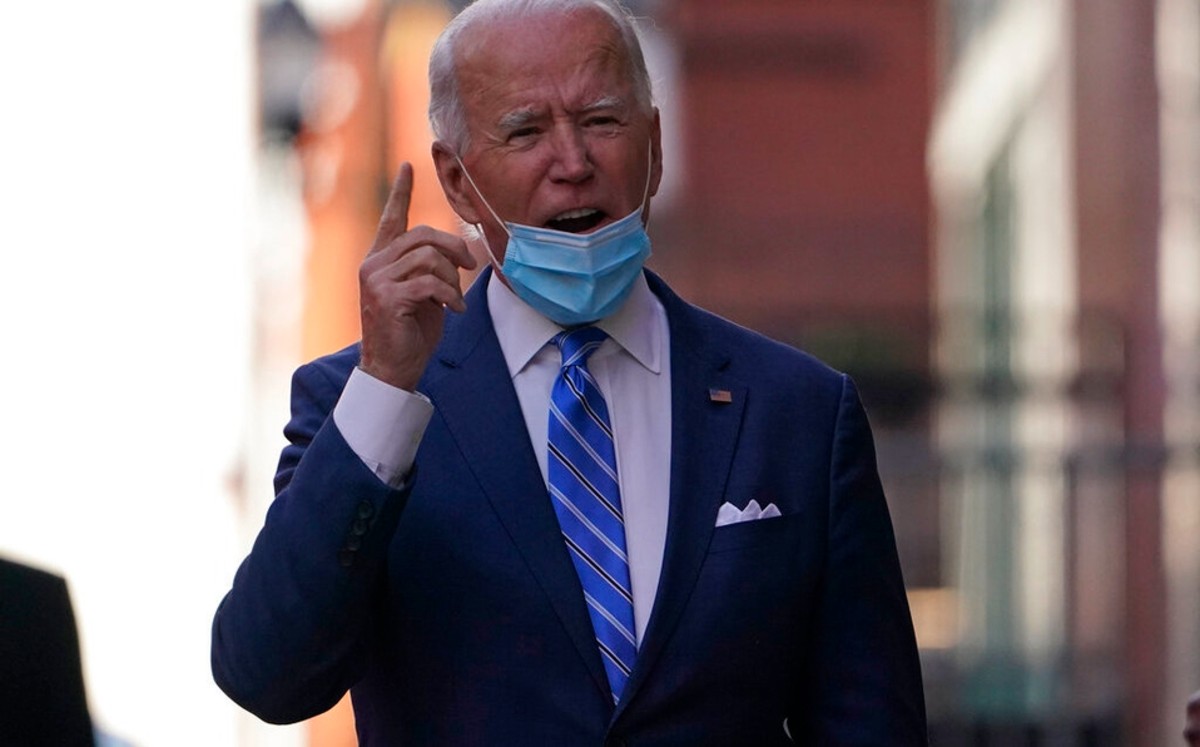 Biden participa como voluntario entregando alimentos