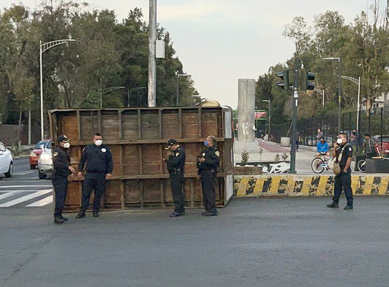 La caja fue abandonada en el cruce de Río Churubusco y Eje 3 Sur | Jorge Becerril