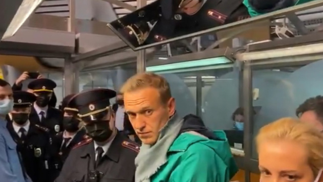 Detienen a Alexéi Navalni en Rusia tras llegar a aeropuerto de Moscú