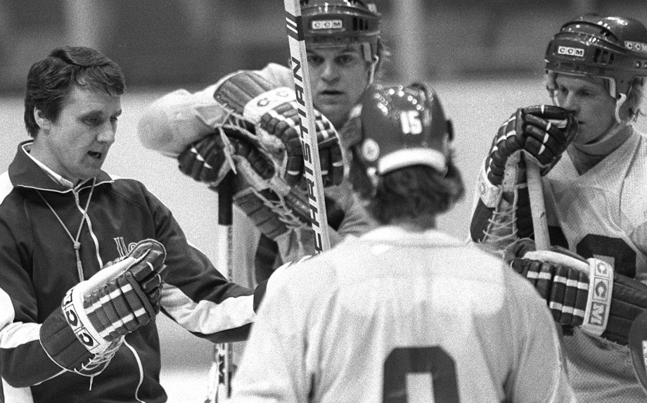 Equipo de Hockey de EU durante un juego en década de los 80 (AP)