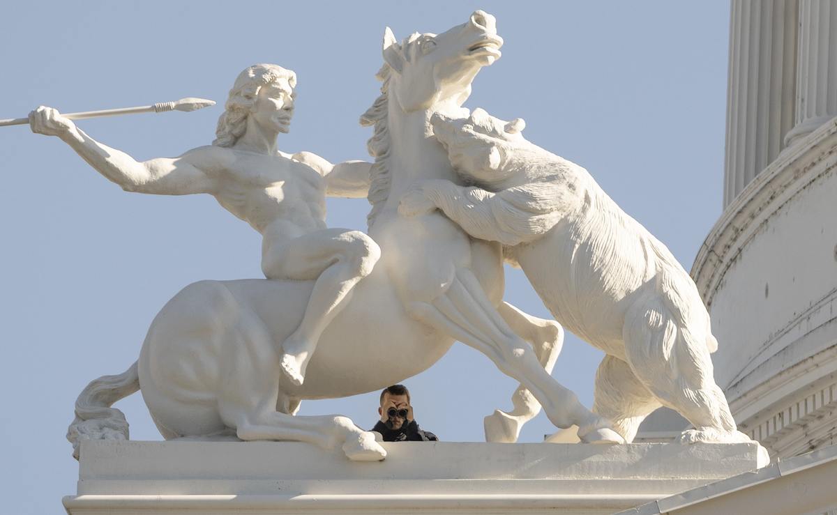 Un miembro de la Guardia Nacional observa desde lo alto del Capitolio Estatal de California, en Sacramento. Foto: Josh Edelson/AFP