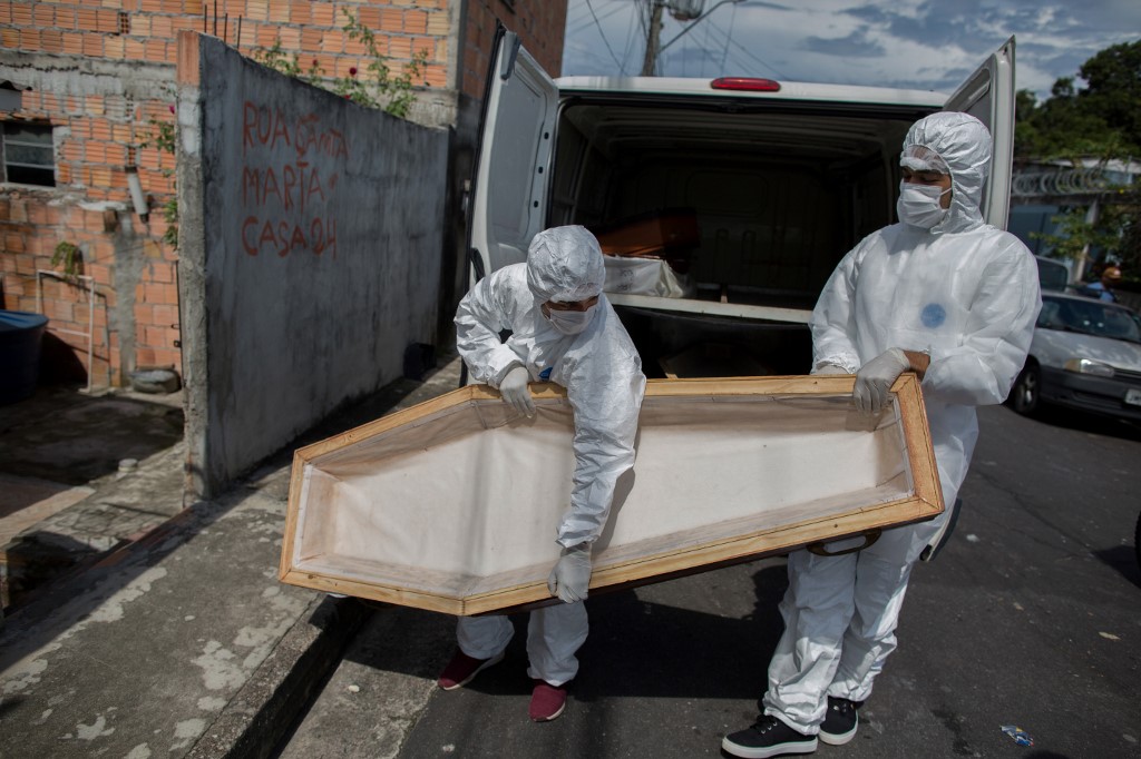 Las muertes por coronavirus en el mundo han ido a la alza en las últimas semanas | AFP