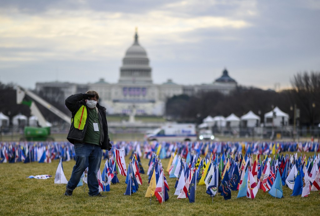 En Washington instalaron banderas que representan a los asistentes. | AFP