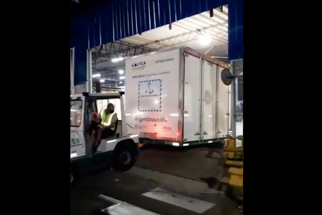 Avión con principio activo de vacuna anticovid de AstraZeneca, a punto de partir de Argentina. (Especial)