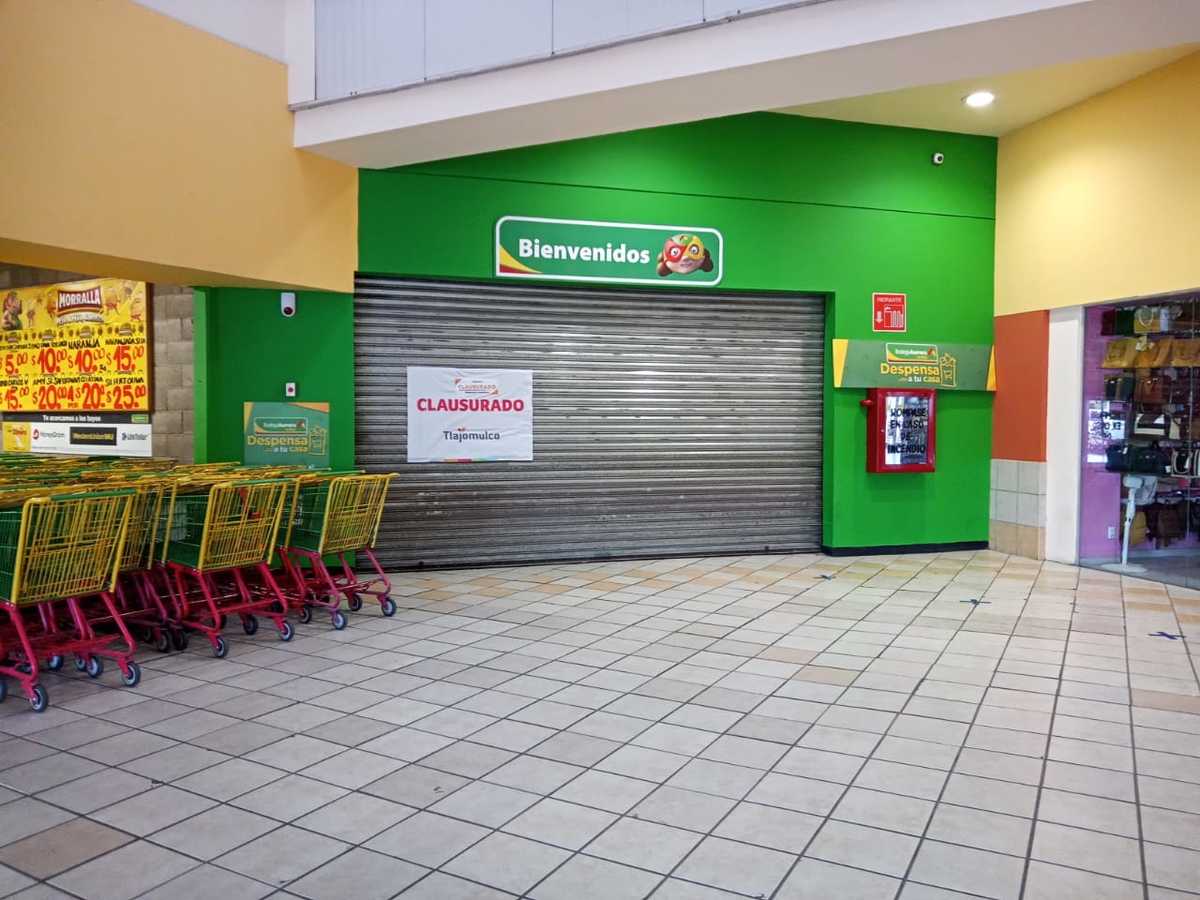 El ayuntamiento de Tlajomulco mantiene la clausura en el supermercado. (Roberto Hurtado)